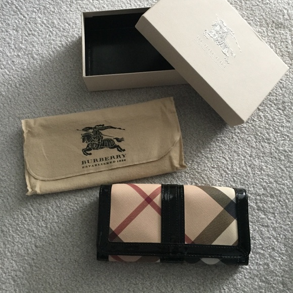 Burberry Handbags - Burberry vintage wallet / Billfold in check plaid with black patent leather trim